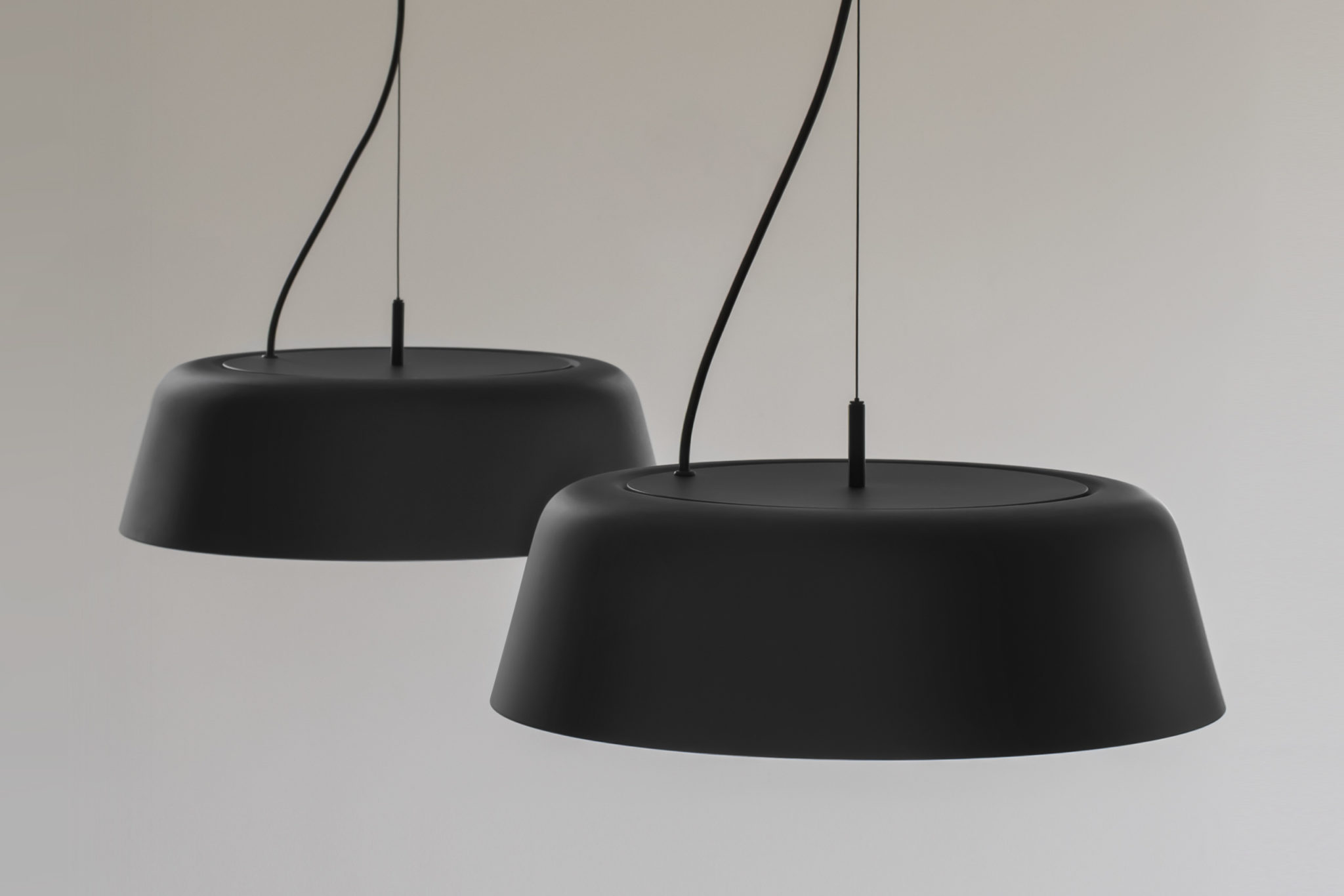 Bowl LED Pendelleuchten aus matt schwarz gepulvertem Metall