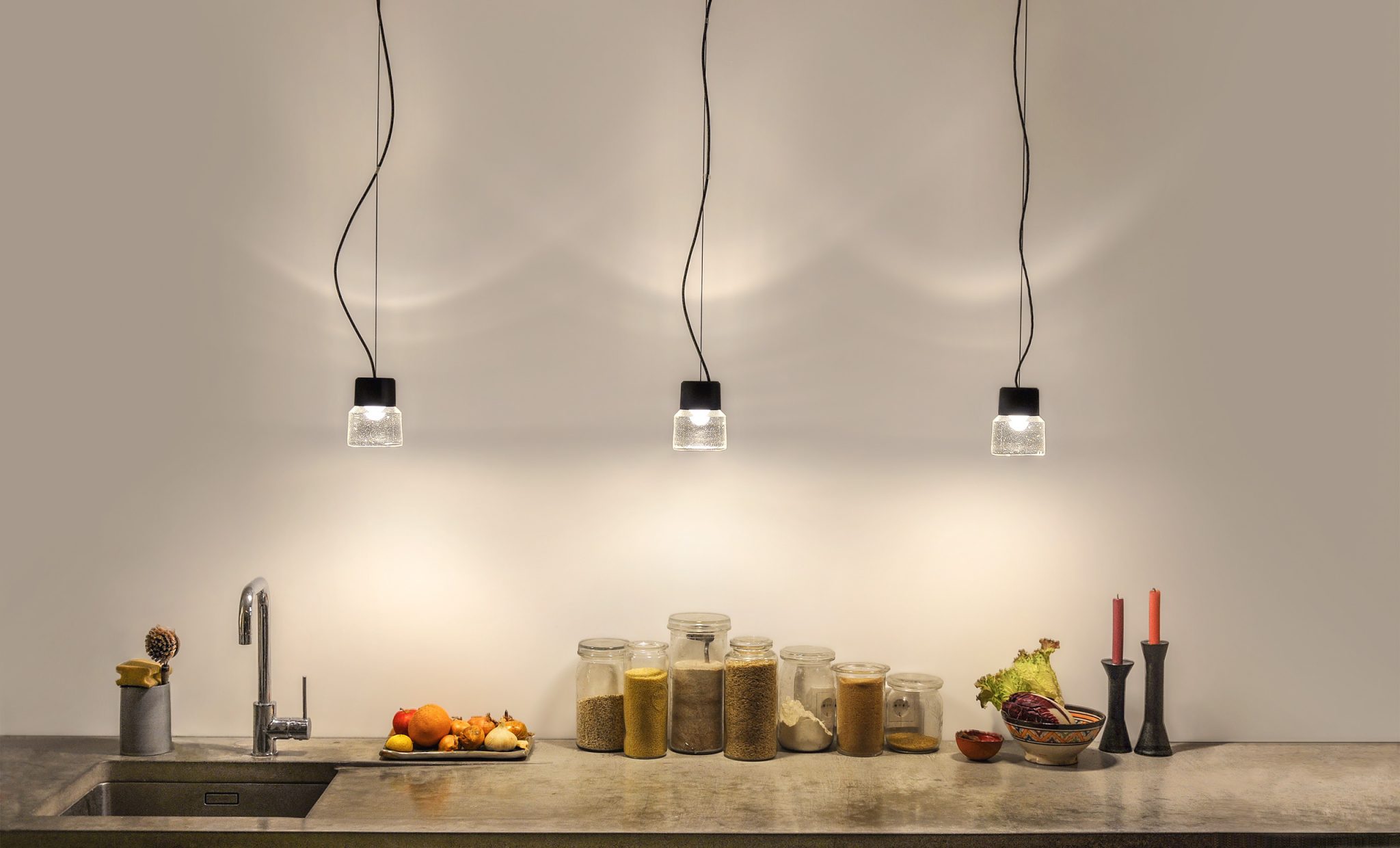 Cast LED Pendelleuchte aus gegossenem Glas und eloxiertem Aluminium in einer Gruppe über der Küchenarbeitsplatte.