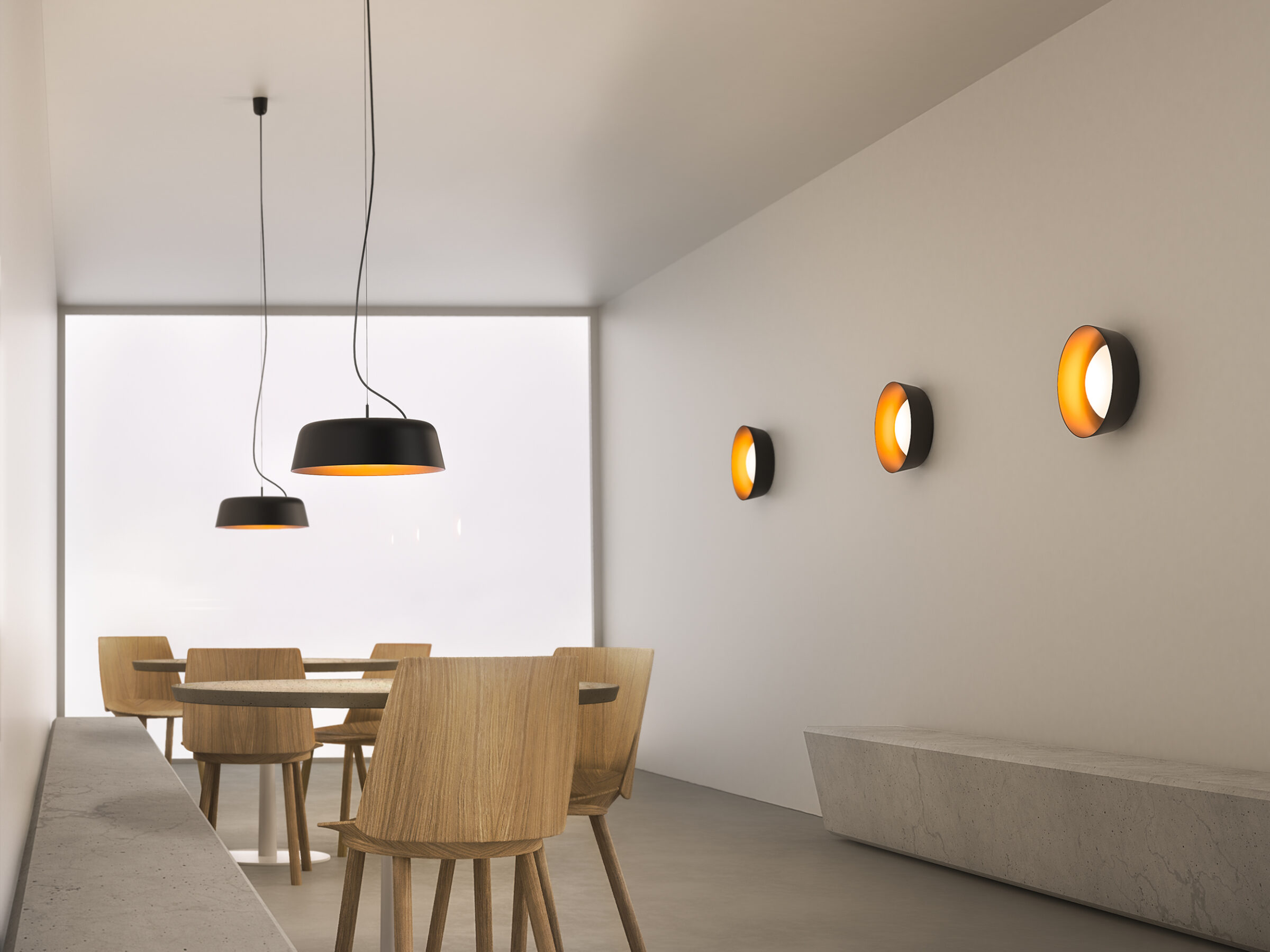 Design Cafébeleuchtung: Bowl Pendelleuchten und Wandleuchten aus Aluminium in Bicolor für ein Café Beleuchtungskonzept.