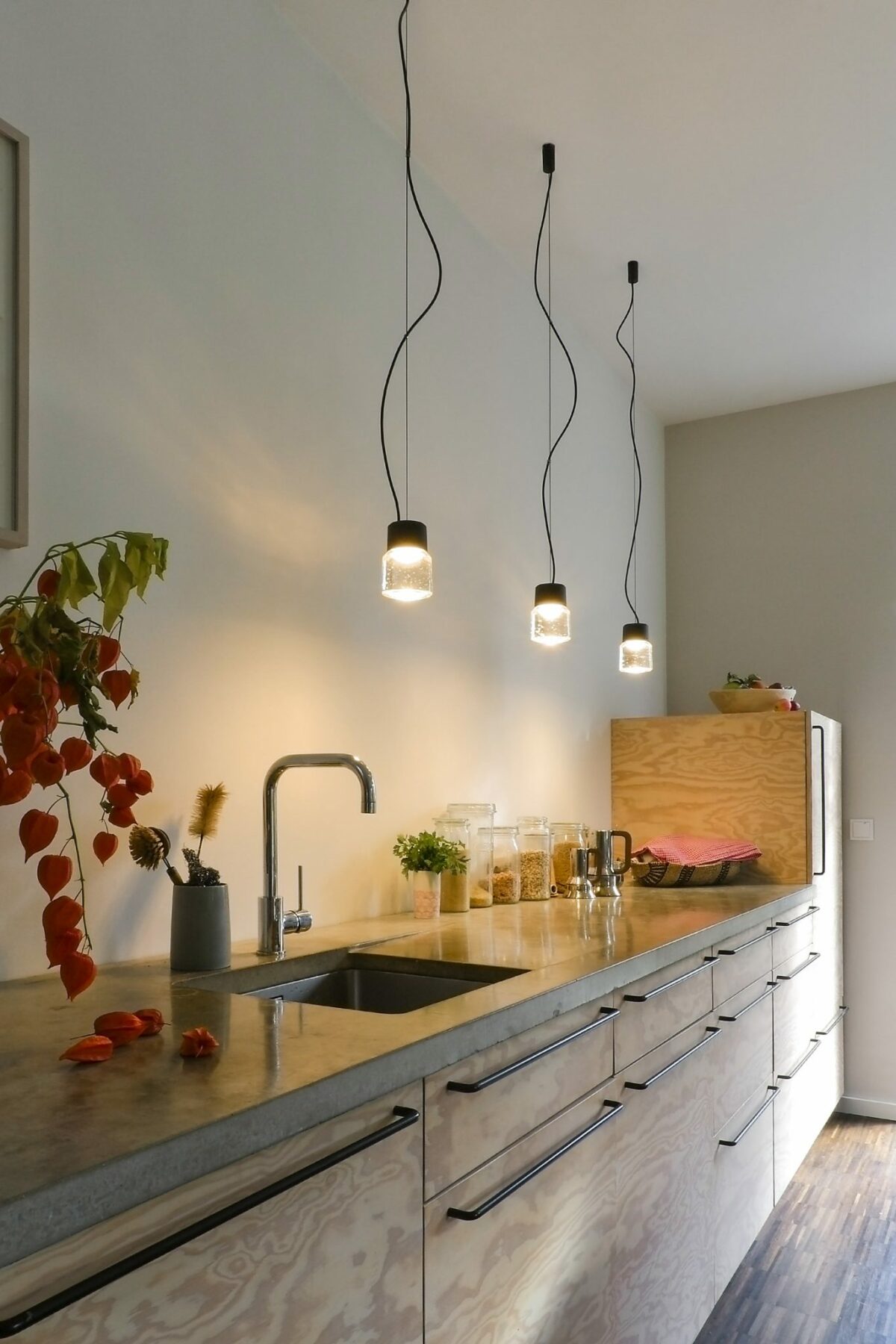 Cast LED Pendelleuchte aus gegossenem Glas und eloxiertem Aluminium als Küchenbeleuchtung über einer Küchensarbeitsplatte.